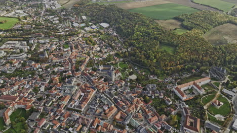 kutna hora czechia aerial v5 cinemático aves de gran altitud vista visual de drones sobrevolando el centro de la ciudad capturando todo el paisaje de la ciudad y el paisaje circundante - filmado con mavic 3 cine - noviembre 2022