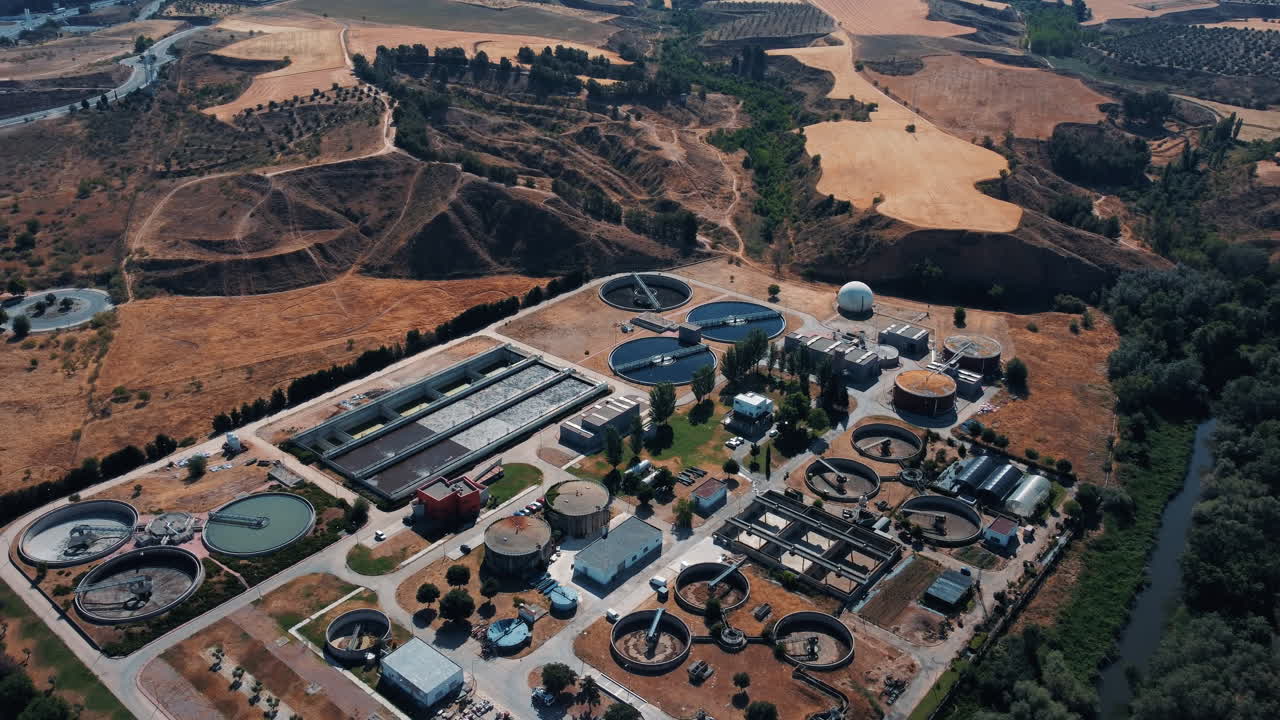 vista aérea de una planta de tratamiento de agua