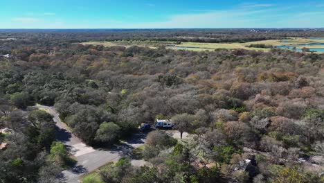 Vehículo-Recreativo-En-Medio-De-Los-árboles-En-El-Parque-Estatal-Mckinney-Falls-En-El-Condado-De-Travis,-Texas