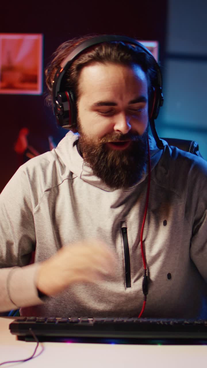 Video verticale di un gamer che festeggia dopo aver vinto un match eSport online durante un livestream con i fan