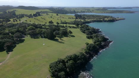 Una-Foto-Tomada-Con-Un-Dron-En-La-Costa-De-Waitiangi,-Nueva-Zelanda