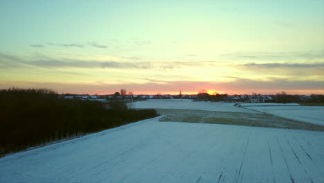 Nach-Oben-Kippen,-Wenn-Die-Sonne-über-Dem-Schneebedeckten-Feld-Untergeht