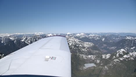 avión de aviación general vuela sobre el paisaje montañoso - vista de la punta del ala