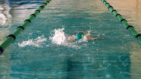 Fitter-Schwimmer-Beim-Rückenschwimmen-Im-Schwimmbad