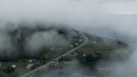 nublado en el pueblo por las montañas chic-choc en el río san lorenzo, península de gaspesie, quebec, canadá, temprano en la mañana