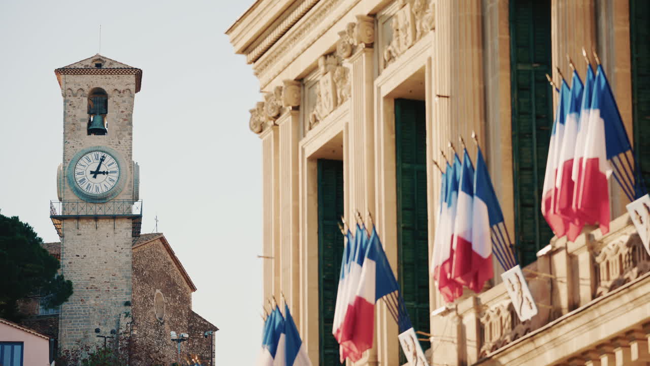 Campo lungo di un edificio storico decorato con bandiere tricolori francesi in una giornata limpida