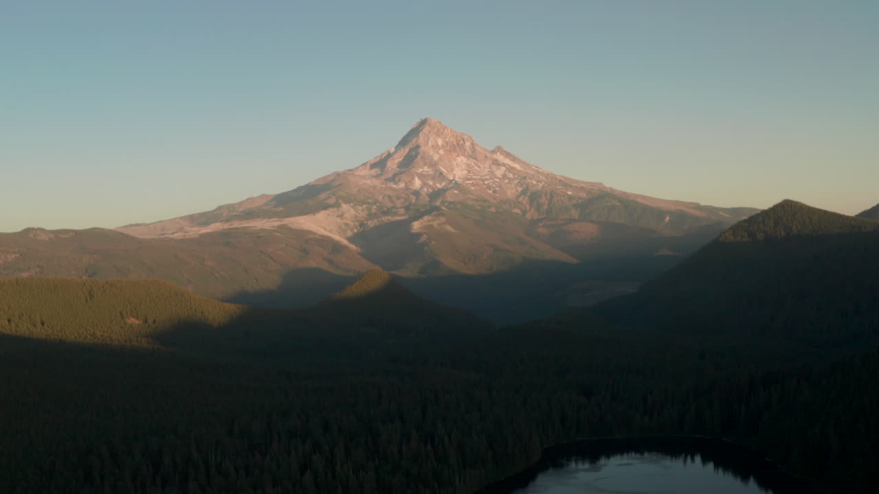 disparo de deslizador aéreo alto del monte capó al atardecer