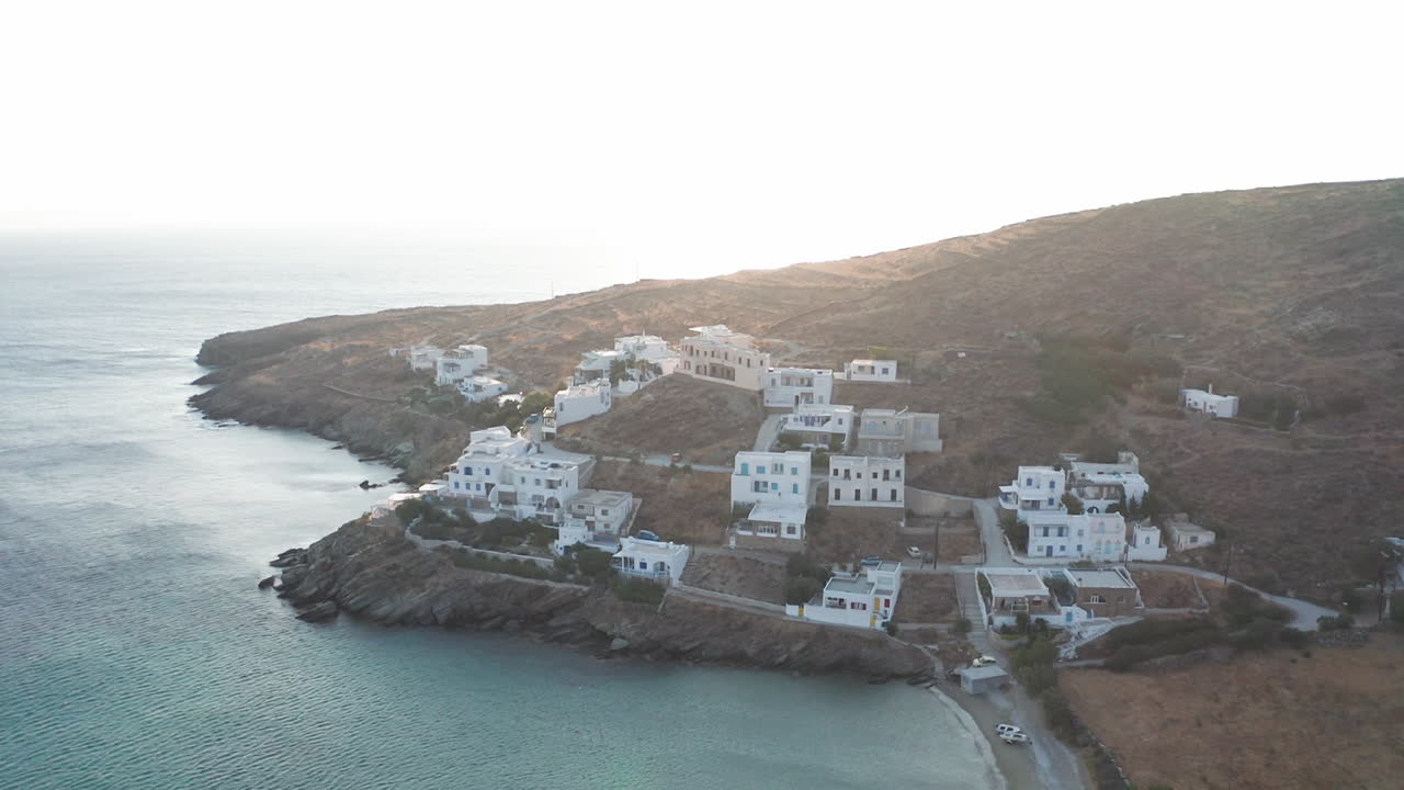 vuelo aéreo de drones hacia una pequeña comunidad de viviendas en la isla de tinos en grecia