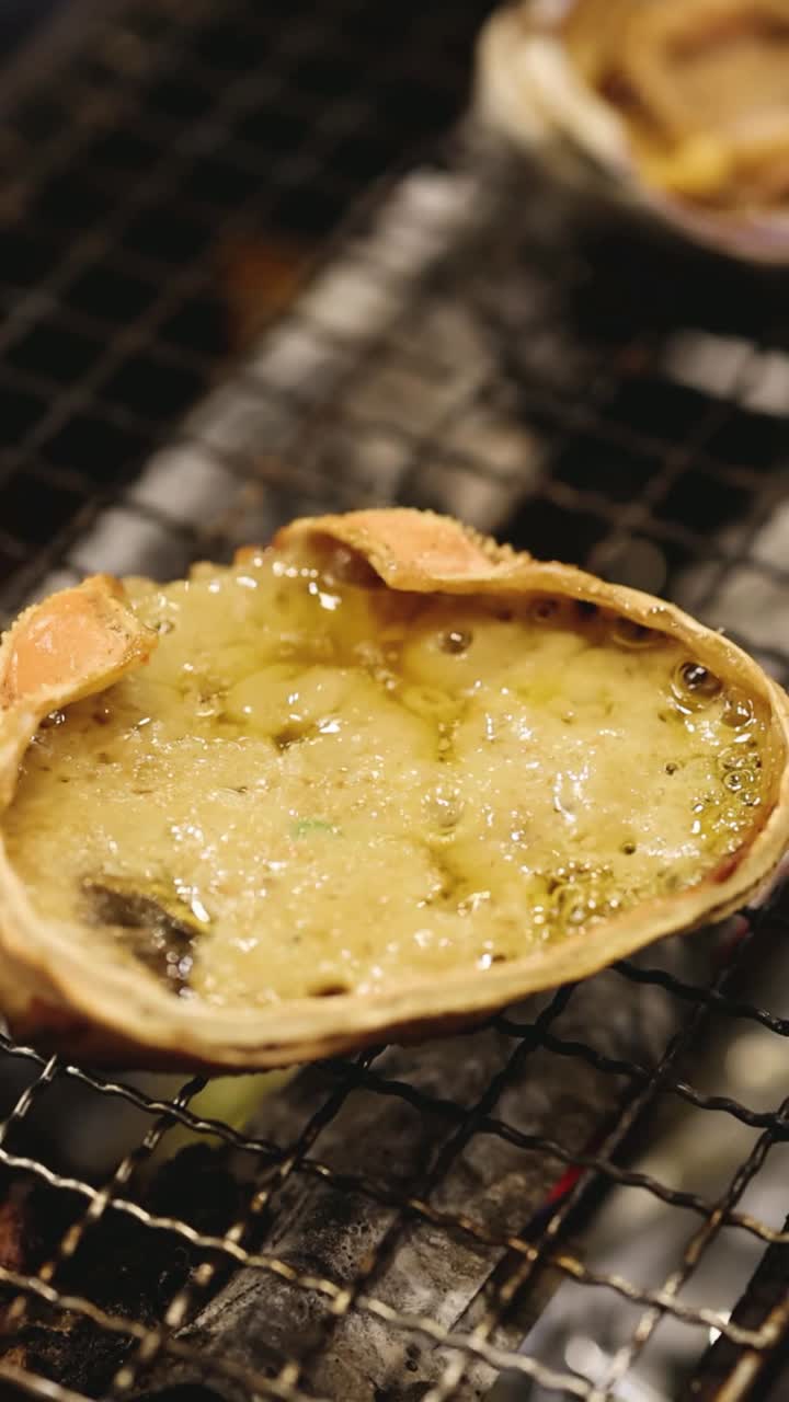 시간이 지남에 따라 그릴에서 크래브 고기를 요리하는 것