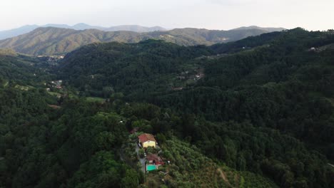 Vista-Aérea-De-La-Casa-De-Las-Colinas-Onduladas-De-Toscana-Al-Atardecer-Italia