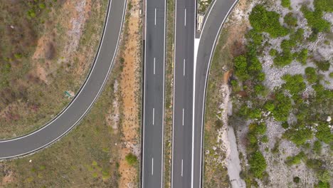 Autobahn-A1-Und-Kreuzung-Maslenica,-Asphaltstraße-Mit-Ländlichen-Feldern