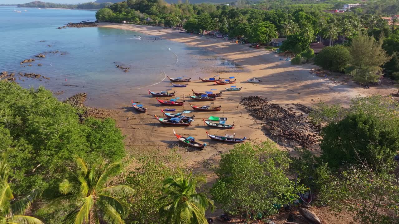 Barcos longtail descansam em uma praia tropical deserta em Koh Lanta, Tailândia