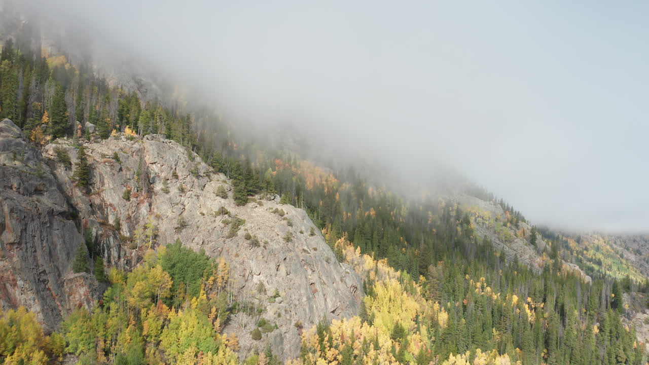 imágenes de drones del norte de colorado de colores de otoño en las montañas