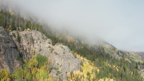 Imágenes-De-Drones-Del-Norte-De-Colorado-De-Colores-De-Otoño-En-Las-Montañas