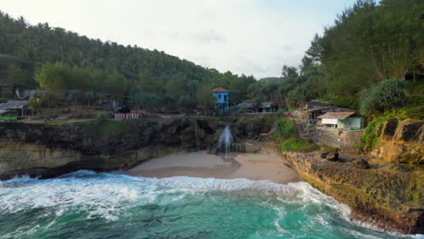 Banyu-Tibo-Cove-Drohne-Zieht-Sich-über-Tiefblaues-Meerwasser-In-Java,-Indonesien-Zurück