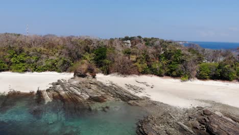 Panamá-En-Febrero-Tomas-De-Drones-De-La-Isla-Contadora-Con-Playas,-Arena,-Mar,-Cielos-Azules-Y-Momentos-Relajantes