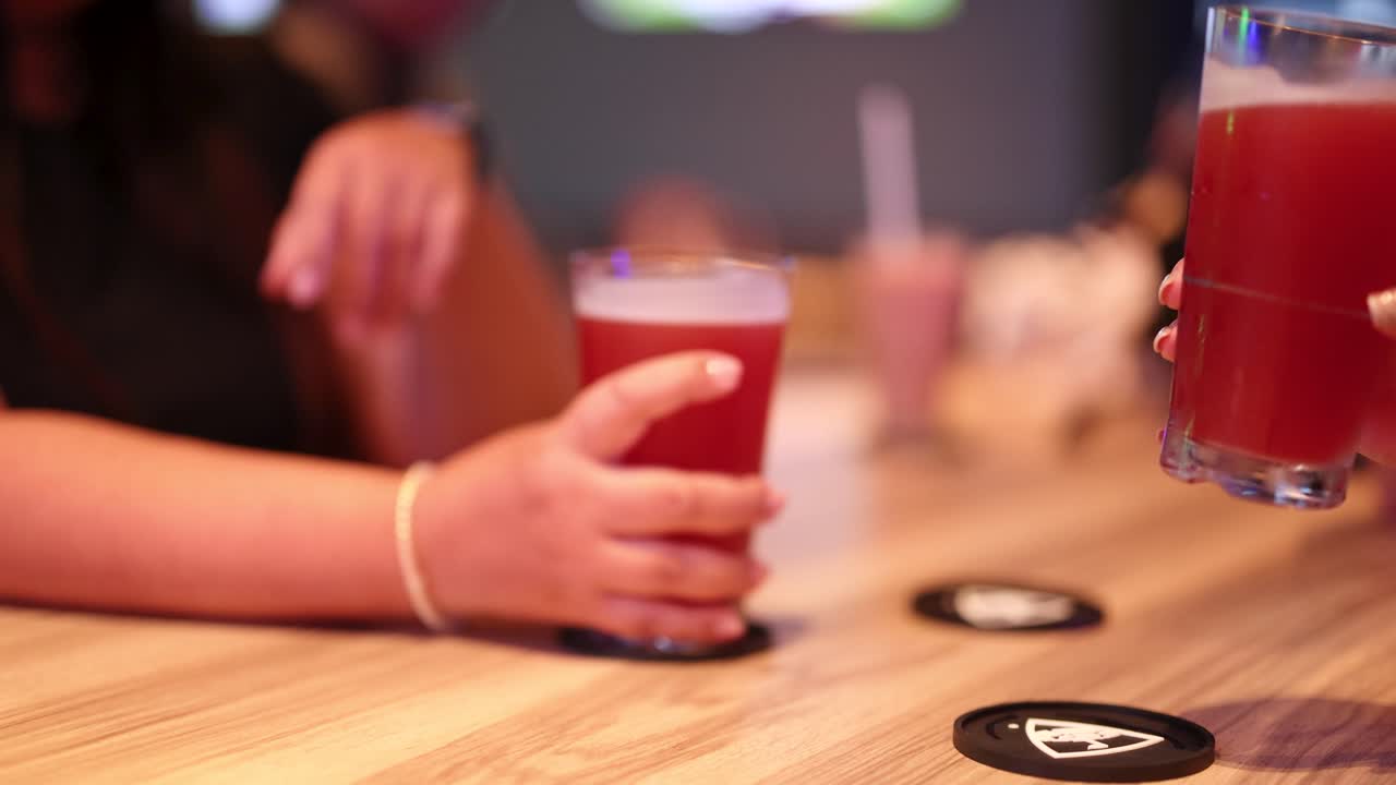 amigos intercambiando bebidas en un entorno animado