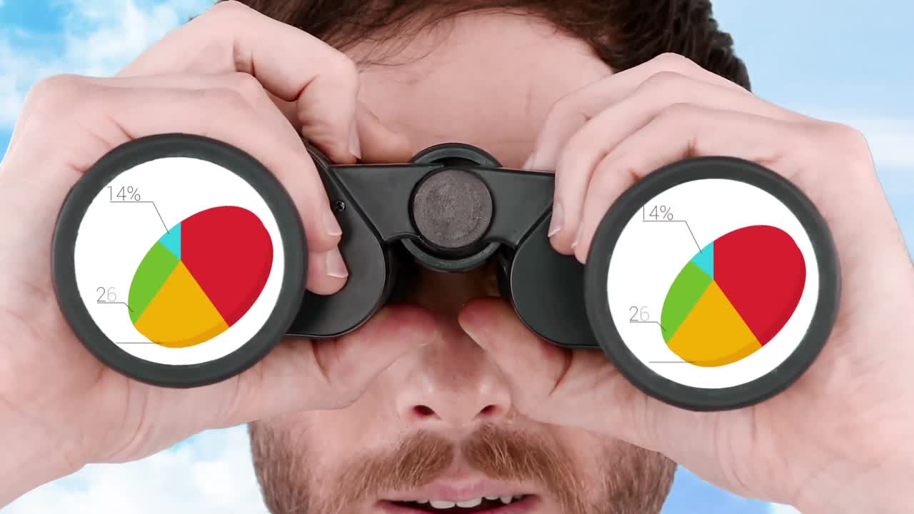 мужчина смотрит в бинокль