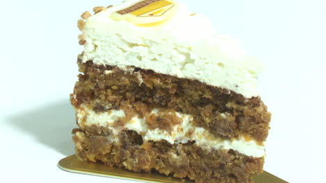 una deliciosa rebanada de pastel de zanahoria
