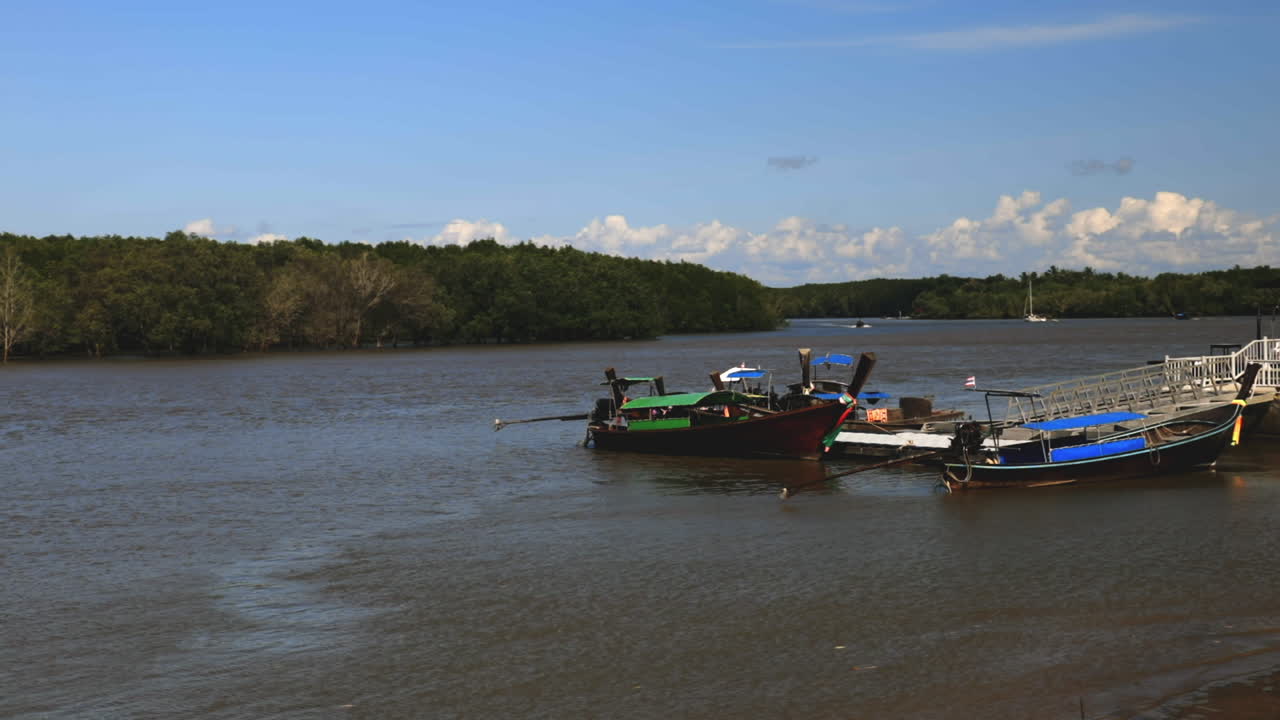 barcos de tailandia en el agua en krabi.