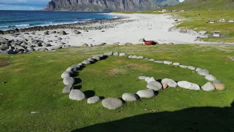 playa de uttakleiv y corazón de piedra en las islas lofoten en noruega, escandinavia - inclinándose hacia arriba