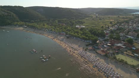 Imágenes-Aéreas-De-Una-Playa-De-Arena-Amarilla-En-Una-Isla-En-Croacia