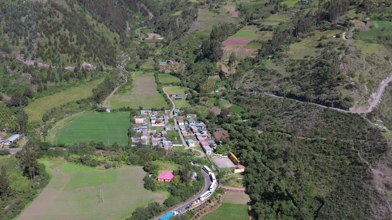 계곡 apurimac에서 고속도로 교통, 페루 무인 항공기 uhd 밖으로 이동