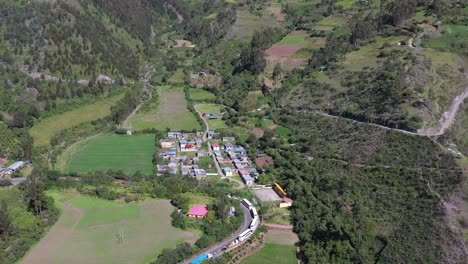 tráfico por carretera en el valle de apurimac, perú mudando drone uhd