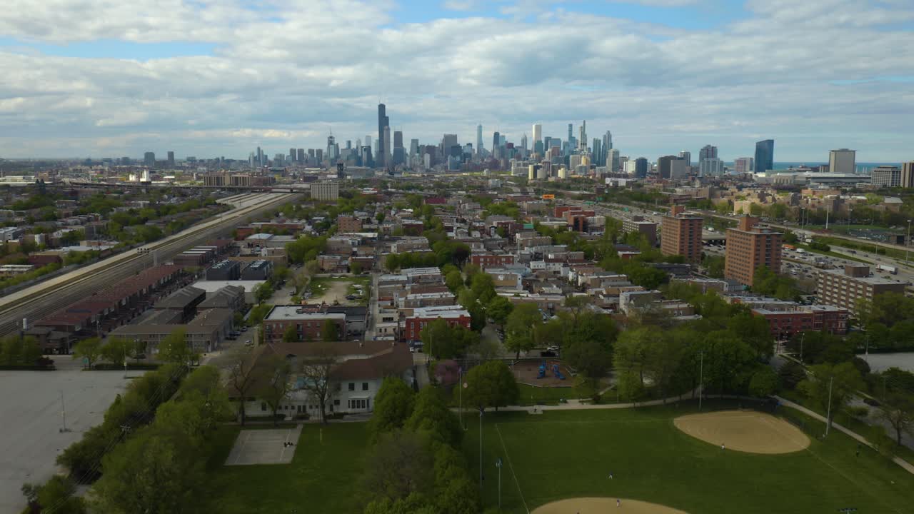 Veduta aerea del South Side di Chicago con lo skyline sullo sfondo