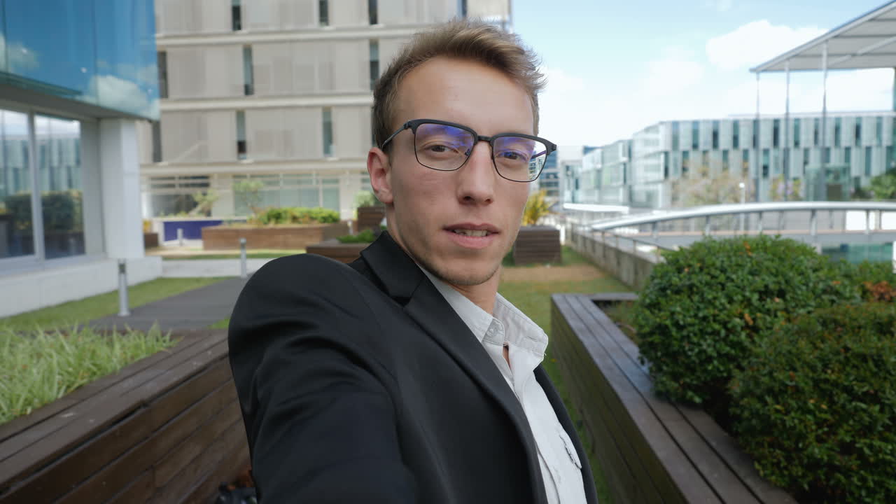 Uomo caucasico sorridente che si fa un selfie con il telefono all'aperto
