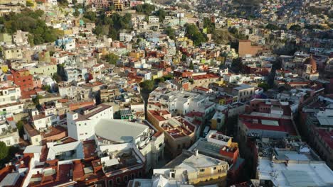 drone vuela sobre la ciudad construida en las montañas: ciudad de guanajuato, méxico, durante el día