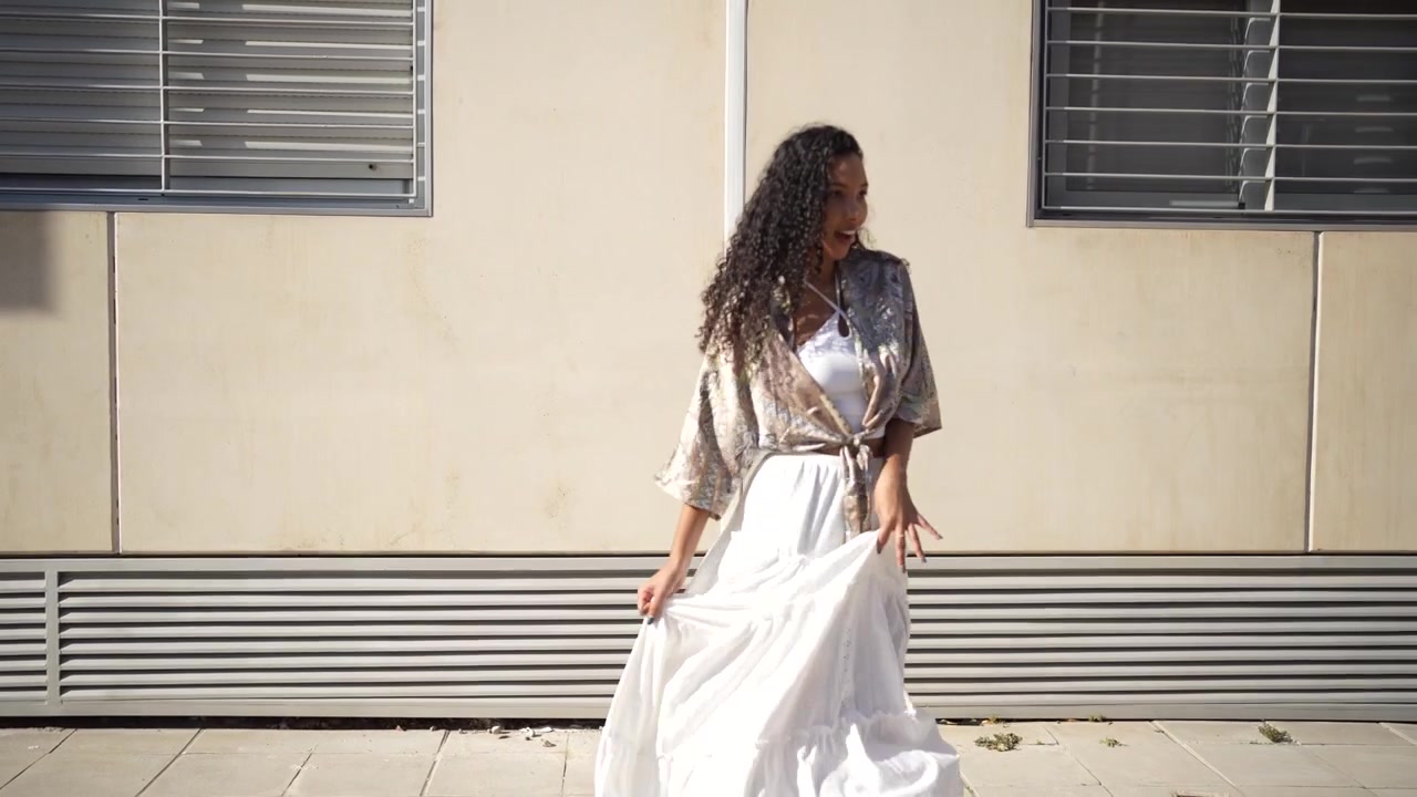 Uma pose de dança artística e expressiva em um vibrante cenário urbano