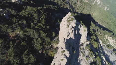 vista aérea de un paisaje montañoso con un acantilado