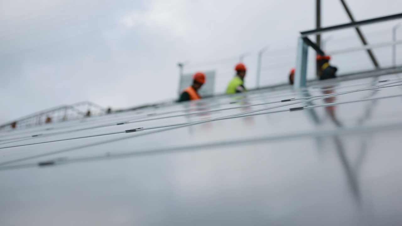 Solpaneltekniker på paneler. VINNITSA, UKRAINE - NOVEMBER 2017: Tekniker installerer nye generationers fotovoltaiske solpaneler.