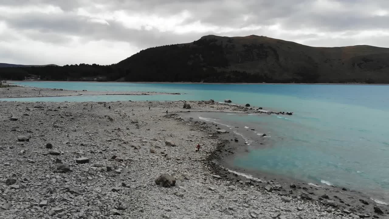 vuelo de drones sobre el lago tekapo en la isla sur de nueva zelanda