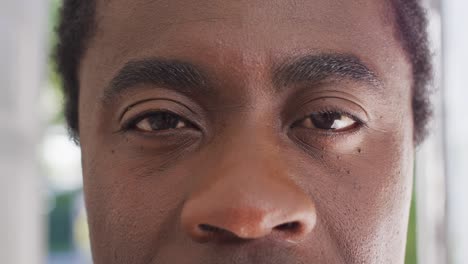 Nahaufnahme-Eines-Afroamerikanischen-Mannes,-Der-In-Die-Kamera-Blickt