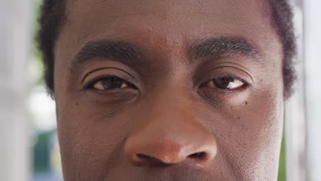 un primer plano de un hombre afroamericano mirando a la cámara.