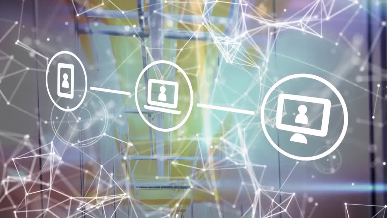 анимация сети соединений и цифровых икон против компьютерной серверной комнаты