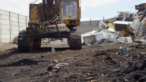 máquina de excavadora que se opera en el depósito de chatarra 4k