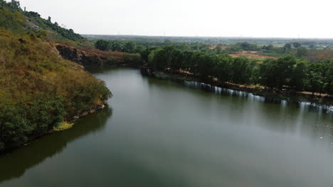 vista serena del lago de las montañas