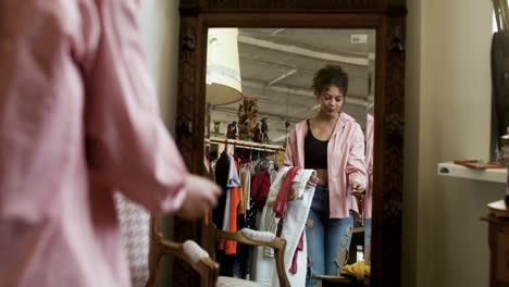mujer afroamericana en una tienda