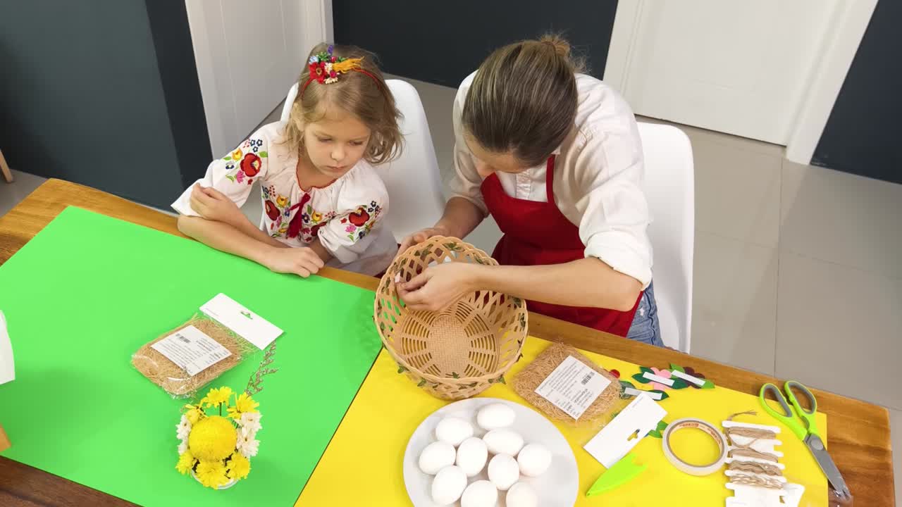 madre e hija haciendo una canasta de pascua