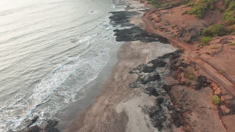 Vista-Aérea-De-La-Playa-Idílica-Y-La-Costa-Rocosa-Durante-El-Día---Toma-Aérea-De-Drones