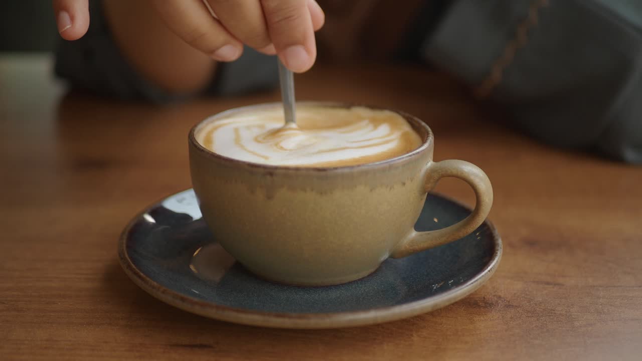 라테 아트 를 가진 카푸치노 의 클로즈업