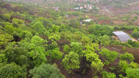 Lonavala-Regnerischer-Sesone-Blick-Auf-Bergstation-In-Der-Nähe-Des-Flusses,-Drohnenaufnahme-Aus-Der-Vogelperspektive