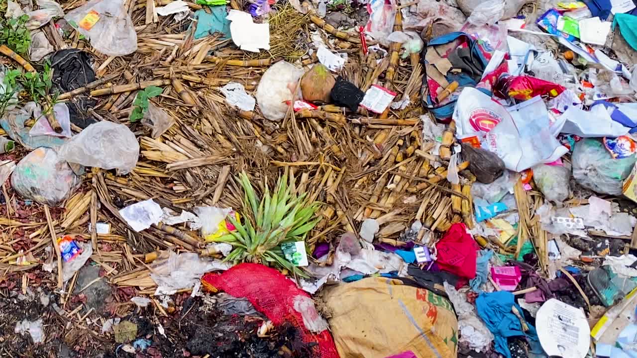 residuos suelo contaminado plástico no reciclable medio ambiente dhaka bangladesh