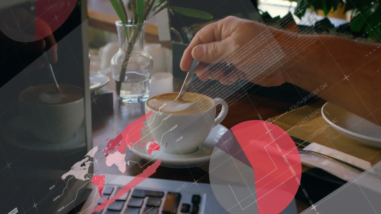 Mano destra che entra, uomo che mescola il caffè mentre lavora al portatile, grafici aziendali che si sovrappongono allo schermo