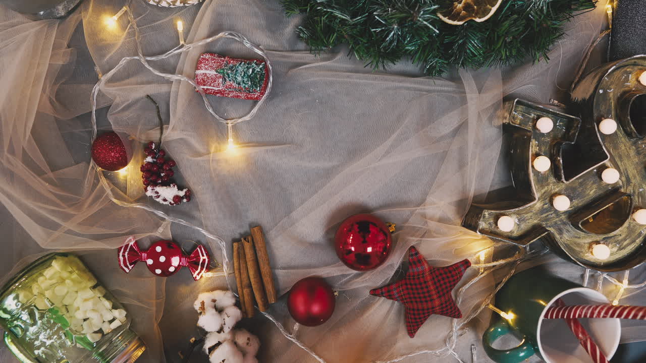 entrega de regalos de navidad: la mano de alguien con un suéter de punto rojo haciendo un lazo en una caja roja con regalo, pancarta con espacio para copiar
