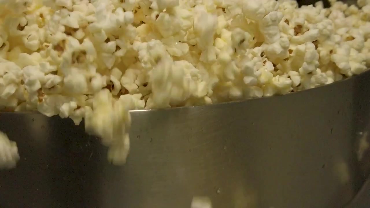 Un turbine di popcorn: i chicchi volano e scoppiano fuori dalla macchina