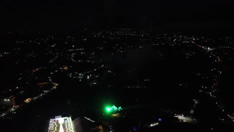 fuegos artificiales en la ciudad de méxico por la noche durante el espectáculo del festival